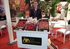 Leticia Dozieri, en su stand de Coopérative La Melba, promocionando su nueva campaña de fruta de hueso.