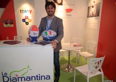 Marco Malavasi, en el stand de La Diamantina, en el pabellón de Italia, promocionando la nueva marca Rugby para sandías.