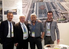 Equipo técnico y comercial de Maap, en el pabellón de Italia.