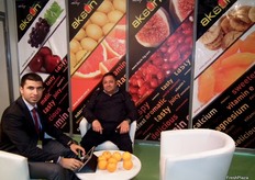 Yigit Aslan (izquierda), Director de ventas Junior de la empresa de Turquía Aksun, atendiendo la visita de un cliente.