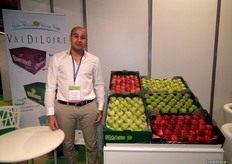Mohamed Chair, en su stand de Valdiloire, empresa francesa especialista en manzana y que mueve más de 50.000 toneladas anuales.