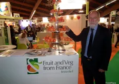 Bruno Dupont, Presidente de Interfel, Les Fruits et Légumes Frais, junto a su Torre Eiffel de albaricoques.