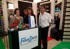Romain Faus y Flavien Faus con una compañera en su stand de Faus Dura, empresa francesa importadora y exportadora de frutas.