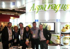 Equipo del stand de la Asociación de Productores de Espárragos de Grecia.
