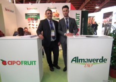 Alberto Fantini y Dniele Mazzoli en su stand de Apofruit, en el pabellón de Italia.