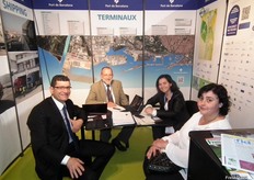 Xavier Lluc y Ana Arévalo (al fondo)en su stand de Port de Barcelona, atendiendo a Javier González, de Aduanas Alié y su compañera.