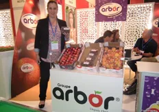 Ghita Sakkat en su stand de Groupe Arbor, en el pabellón de Marruecos, promocionando su campaña de fruta de hueso.