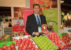 Pascal Corbel, de Cardell mostrando sus distintas variedades de manzana.Sus mejores marcas son Pink Lady y Juliet para manzana ecológica.