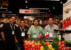 Jorge Fernando, James H. Barajas, Marco y Noe Valtierra, el stand de Fresh Vegetables.