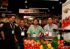 Jorge Fernando, James H. Barajas, Marco y Noe Valtierra, el stand de Fresh Vegetables.