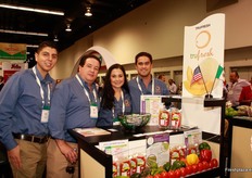 "Rachel Espinoza, Christian Reyna, Rafael Roiz y Arturo "AJ" Jimenez, representando a TruFresh."
