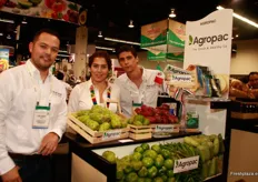Junior H. Alvarez, LAM Tania K. Lopez y Orlando Lopez, representando a Agropac.
