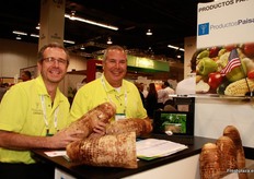 Robert Serna y Conrad Flyckt, representando a Productos Paisano.