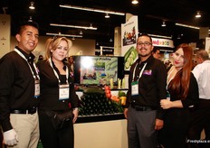 Marcos Campos, Karla Castrol, José Santos y Flor Rivas, representando a Happy Produce.
