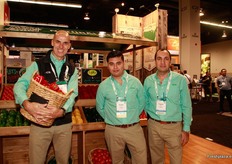 Luis Elortondo, Jesús Francisco Mejía y Salvador Ayala, en el coqueto stand de TRIPLE H.