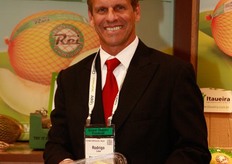 Rodrigo Lima, de ITAUEIRA AGROPECUARIA, presentando el nuevo melon @fresh cut@.