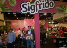 Sigfrido Molina, gerente de Sigfrido Fruit, mostrando su nuevo envase para transportar mangos vía aérea.
