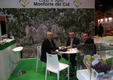 Cuerpo técnico de la Cooperativa Monforte del Cid, en promoción de las uvas embolsadas del Valle del Vinalopó