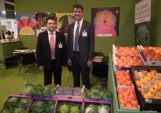 Sebastián Torres y Luís en su stand de Benihort, promocionando la Alcachofa de Benicarló, junto a otros productos hortfrutícolas.