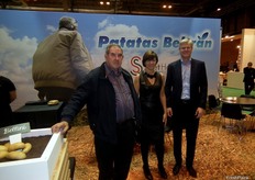 José Beltrán y Carina Beltrán posan junto a un compañero en su stand de Patatas Beltrán.