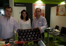 Salvador Álvarez, María Cadenas y Manuel Alonso,de Naturcrex, empresa extremeña especializada en fruta de hueso.