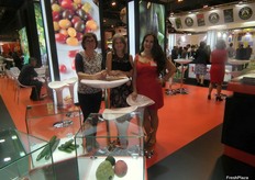 Mercedes García Puertas, Beatriz García y Alba Fernández, en su stand de Miguel García Sánchez e Hijos S.A., empresa de Motril productora y comercializadora de fruta tropical, tomate cherry y pepino.