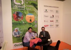 Javier Arizmendi (derecha), gerente de Zerya, junto con un cliente. Zerya es una marca para productos sostenibles y sin residuos.