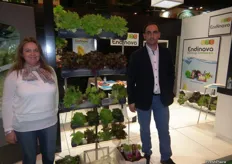 Gemma Pomares e Iñigo Calvo en su stand de Endinava,productores y comercializadores de lechugas vivas con raíz, toda una novedad digna de la Pasarela Innova.