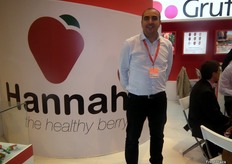 Carlos Cumbreras, Gerente de Grufesa, orgulloso de presentar la nueva marca Hannah para fresas y de recibir el premio Sigfito 2014, que reconoce a Grufesa como el punto que más ha colaborado en la recolección de envases utilizados por los agricultores para hacer posible su posterior reciclado.