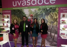 Equipo técnico del estand de UVASDOCE, con los hermanos Estrella y Alfredo Miralles. Uvasdoce, especialista en uvas de mesa del Valle del Vinalopó, colabora con la Asociación Española contra el Cáncer.