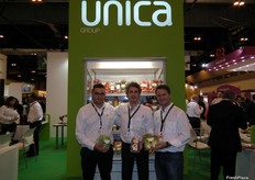 Estand de UNICA cooperativba de Almería que más productos hortofrutícolas concentra.En la foto, el Responsable de Marketing David Murcia se rodea con el presidente Juan Marín y rl gerente de la empresa COTA 120, que recién se ha incorporado a Unica, aportando productos como la lechuga Romana y Mini Romana al catálogo de Unica.