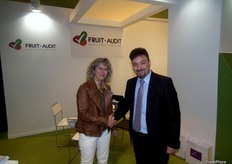 Rubén Cervera, gerente de Fruit Audit, empresa de verificación de calidad en destino, estrechando la mano con la representante de Solunion,compañía experta en seguros de crédito y caución. El reciente acuerdo firmado entre Solunion y Fruit Audit permite dar cobertura a los problemas de impago surgidos de las reclamaciones de calidad en los mercados de destino, un inconveniente recurrente en este sector.