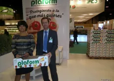 Juan Antonio Mendicote, Director Técnico de AFCO (Plaform) y Anna Maria García, promocionando los envases de cartón corrugado.