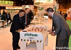 Emocionante partida de futbolín en el estand de Plaform.