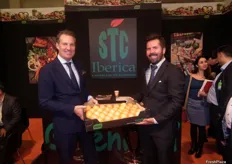 Jussi Alitalo (derecha), gerente de STC Ibérica, junto con el gerente de Green Food, apostando por la campaña de kaki. STC Ibérica se especializa en la comercialización de productos hortofrutícolas españoles en los países escandinavos.