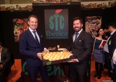 Jussi Alitalo (derecha), gerente de STC Ibérica, junto con el gerente de Green Food, apostando por la campaña de kaki. STC Ibérica se especializa en la comercialización de productos hortofrutícolas españoles en los países escandinavos.