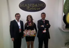 Bruno Crabé y Rafael Manzano, en su estand de Frutas Manzano, empresa de Granada especialista en chirimoya, mango y aguacate.