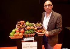 Fermín Sánchez posa orgulloso junto a su nueva línea de tomates de sabor, expuestos en la Pasarela Innova.