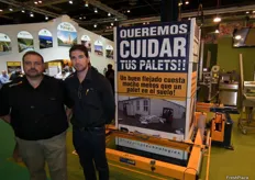 Óscar Saldana, gerente de Reisopack, junto a su compañero José Luís Lopez. Reisopack es líder en soluciones de flejado para palets.