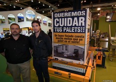Óscar Saldana, gerente de Reisopack, junto a su compañero José Luís Lopez. Reisopack es líder en soluciones de flejado para palets.