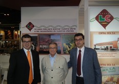 "Lorenzo Carrasco, presidente y fundador del Grupo LC junto a sus hijos Lorenzo e Ismael. Este año han inaugurado su nueva cooperativa "La Pequeña Holanda", 255 hectáreas de instalaciones ubicadas en Cádiz."