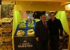 Santiago Rodríguez, presidente de ASPROCAN, junto con Sergio Cáceres, gerente de ASPROCAN, en promoción del Plátano de Canarias.