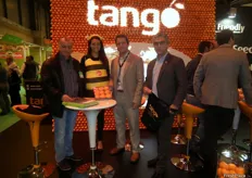 Personal del estand de Tango, de Eurosemillas. Tango es una variedad de mandarina sin semillas obtenida en California, la cualno permite ser polinizada ni poliniza a ninguna otra variedad frutal, siendo respetable con el medio ambiente. Tango se expuso en la Pasarela Innova.