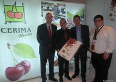 Miembros del estand de Cerima Cherries, especialistas en cereza temprana.