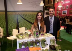 Miguel SanMartín junto asu compañera en el stand de Murciana de Vegetales, en promoción de sus productos como lechuga Romana, mini Romana, Hoja de Roble y su variedad exclusiva Cresta.
