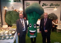 Francisco y Mula Alcaraz, de Agrícola Santa Eulalia, posando junto a Broko, en promoción del brócoli.