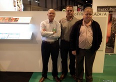 Vicente Masià, gerente de Displafruit y Presidente de la Asociación Española de Productores de Kaki junto con José Enrique García y Pascual Bernal, de Displafruit, quienes visitaron el stand de FreshPlaza en Fruit Attraction.