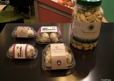 Nuevos envases para ajo fresco y pelado expuestos en el estand de La Veguilla.