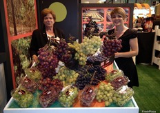 Elisa Martínez Torres y Elena Núñez en el estand de Frutas Campo de Blanca, promocionando la uva de mesa murciana.