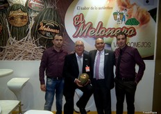Familia Aguado en el estand de El Melonero, empresa de Villaconejos especialista en melón Piel de Sapo.